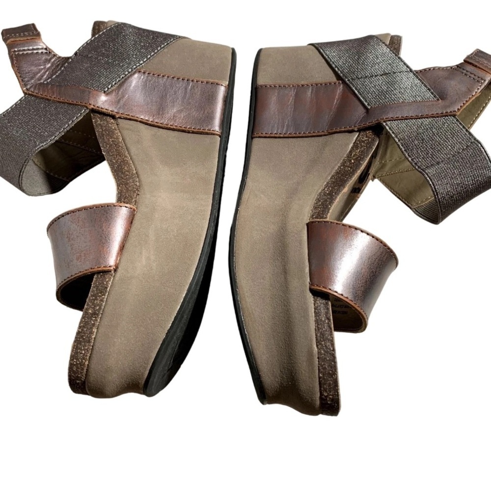 OTBT,Bushnell Wedge Sandals Womens
Metallic Bronze Beige Leather,GUC,Size 6.5 - Picture 6 of 13